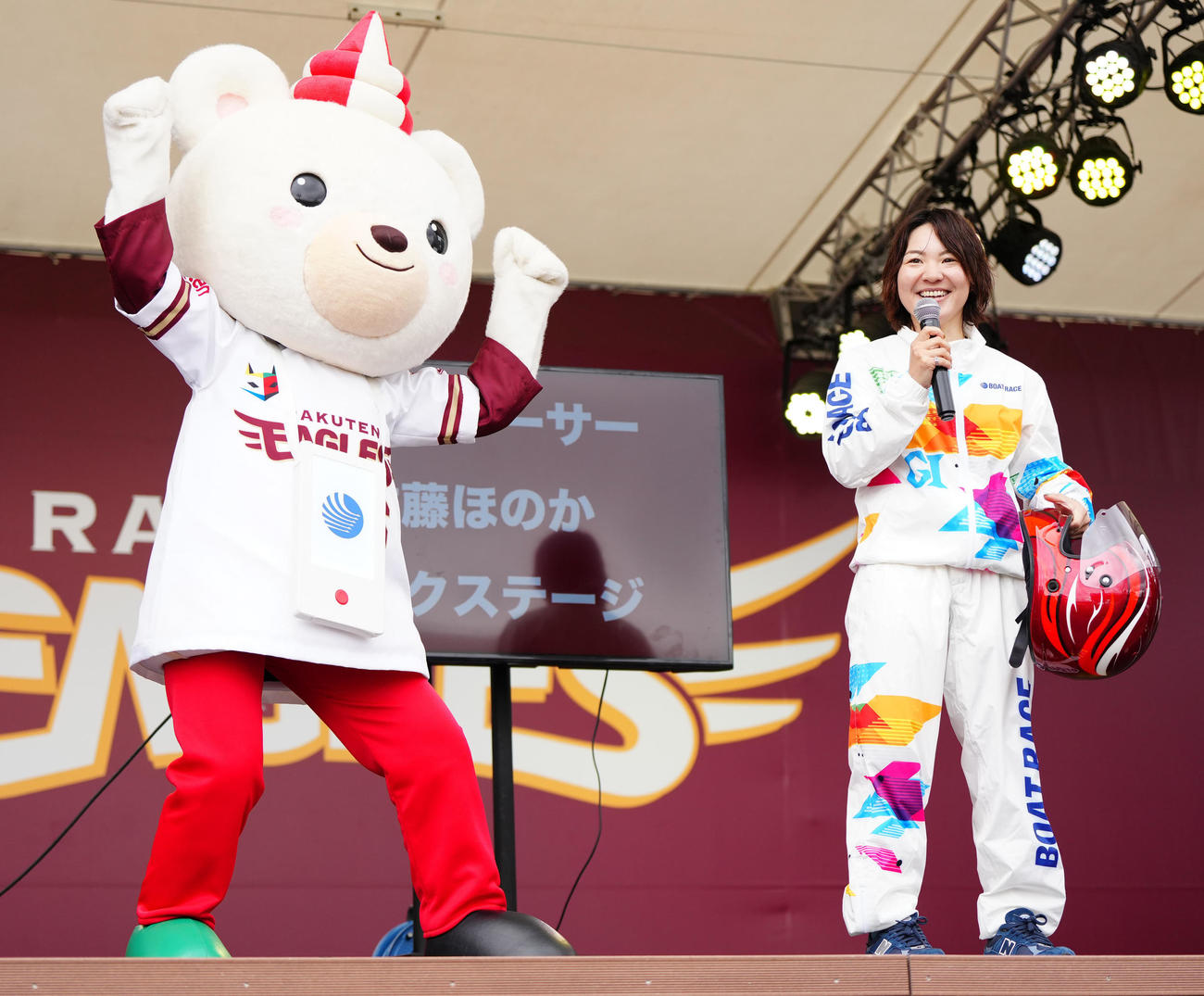 楽天対ヤクルト　試合前、トークショーに臨む女子ボートレーサーの佐藤ほのか（右）。左はクマホン（撮影・江口和貴）