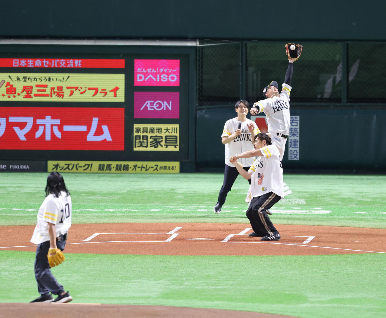 ソフトバンク対広島　ロバートの秋山竜次とアルコ＆ピースの平子祐希の「体格ブラザーズ」はセレモニアルピッチを行った。捕手は東浜、後方は上重聡アナウンサー（撮影・梅根麻紀）