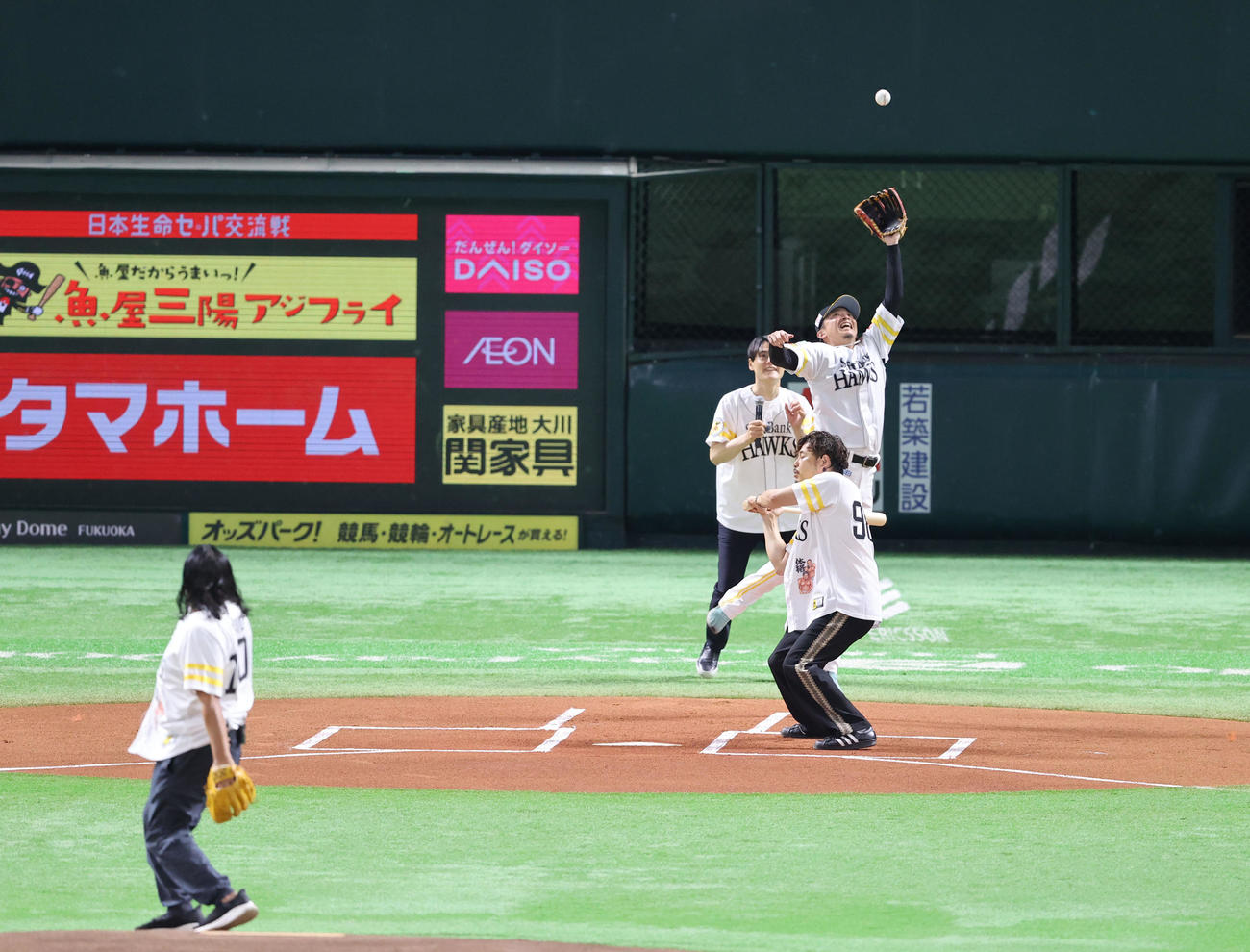 ソフトバンク対広島　ロバートの秋山竜次とアルコ＆ピースの平子祐希の「体格ブラザーズ」はセレモニアルピッチを行った。捕手は東浜、後方は上重聡アナウンサー（撮影・梅根麻紀）
