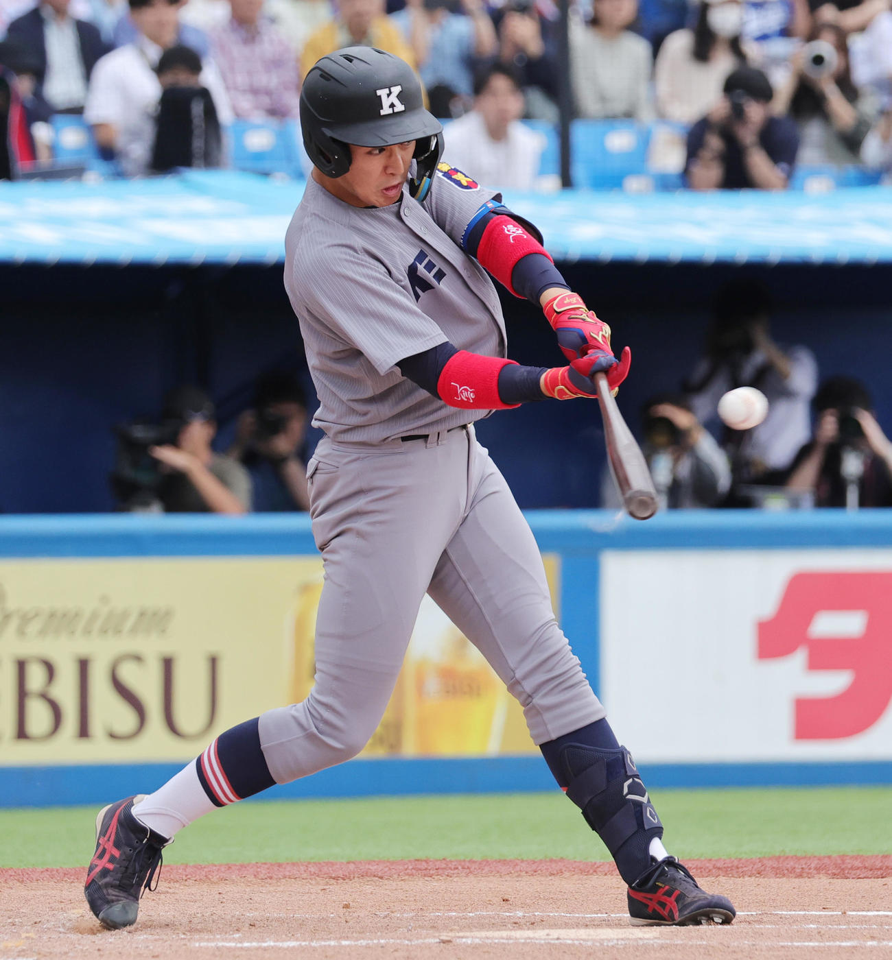 早大対慶大　1回裏慶大1死二塁、先制適時二塁打を放つ清原（撮影・野上伸悟）