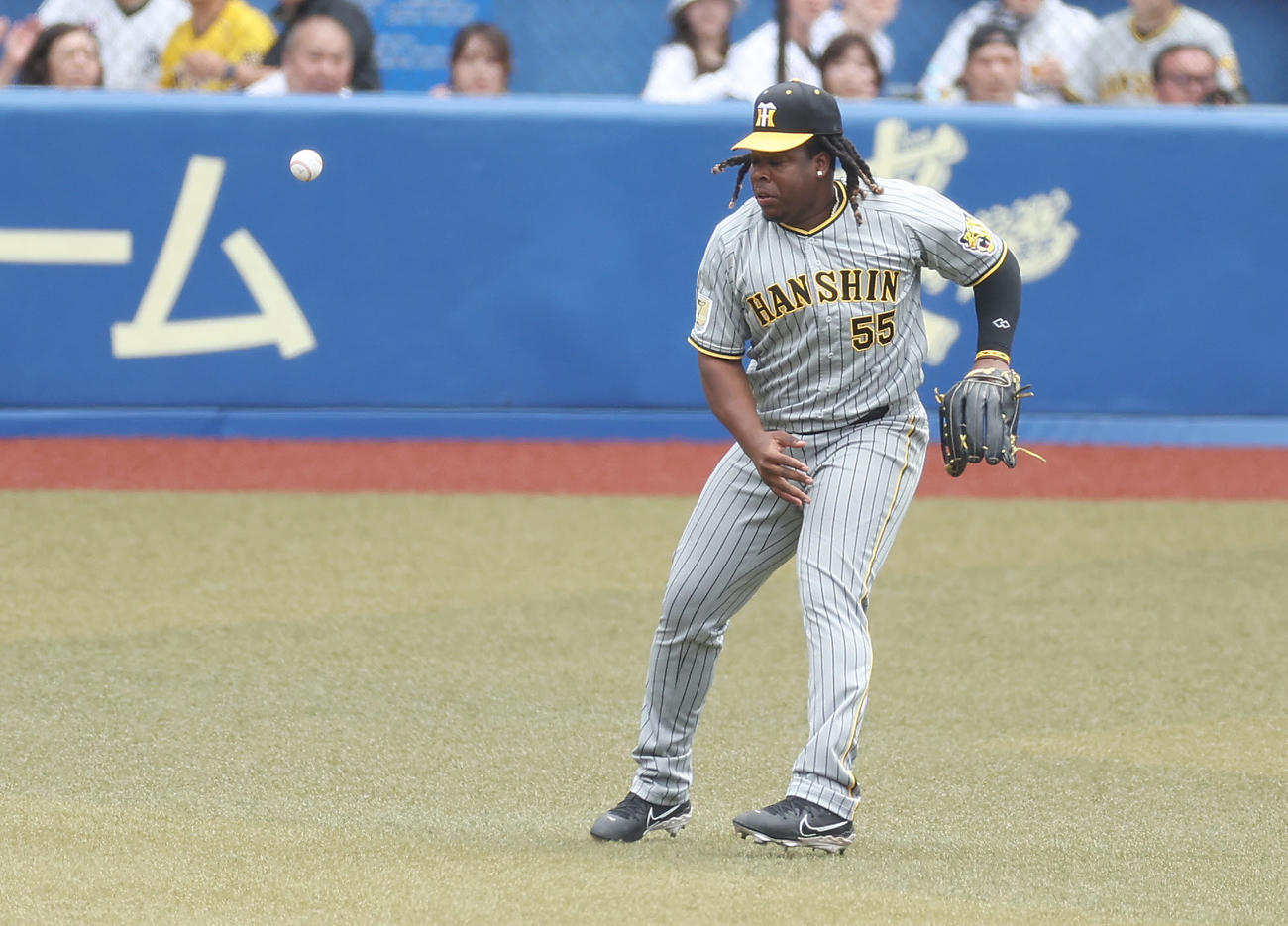 ロッテ対阪神　1回裏ロッテ2死、高部の左前打を後逸するミエセス（撮影・前田充）