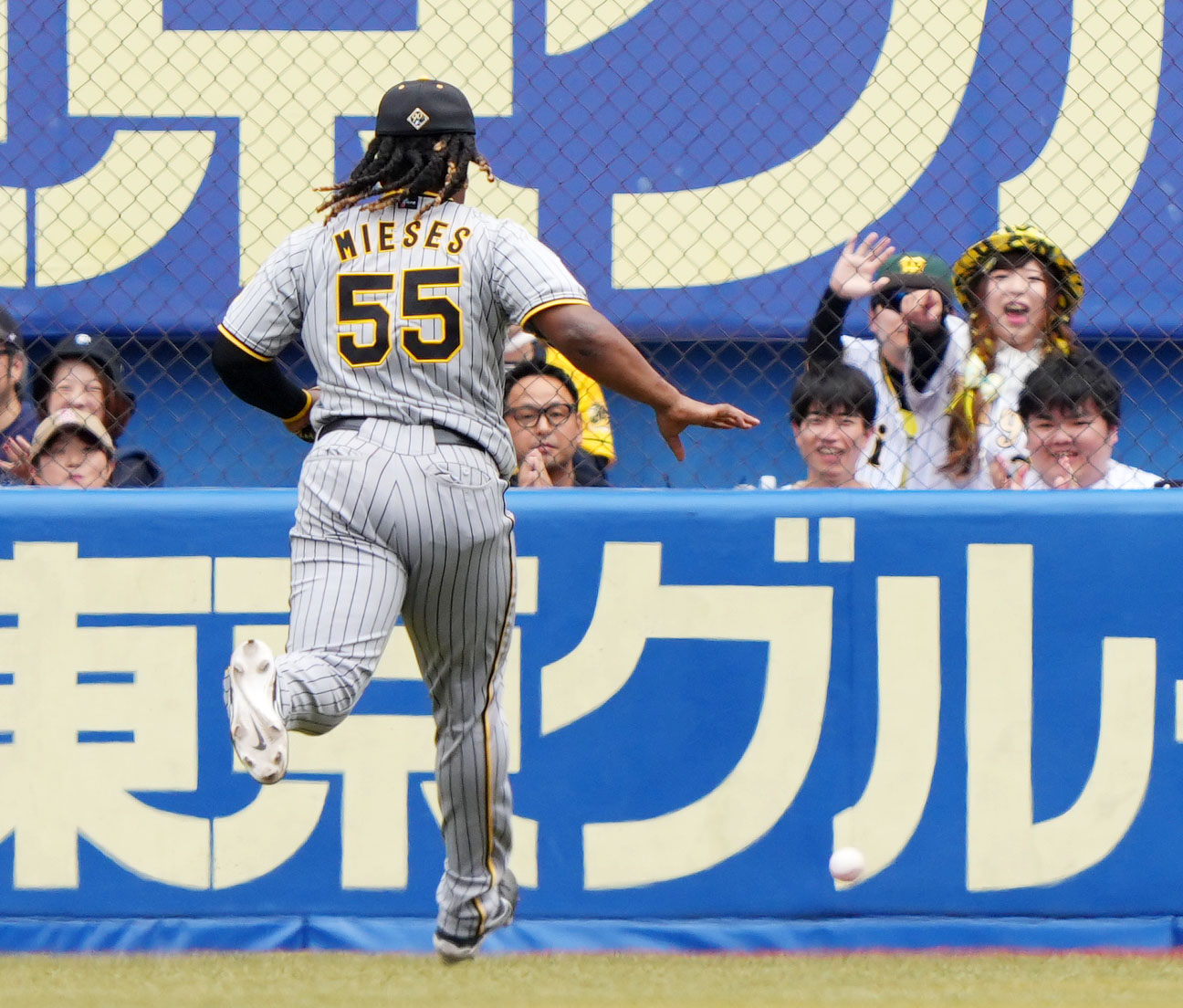 ロッテ対阪神　1回裏ロッテ2死、高部瑛斗の打球を後逸するミエセス（撮影・横山健太）