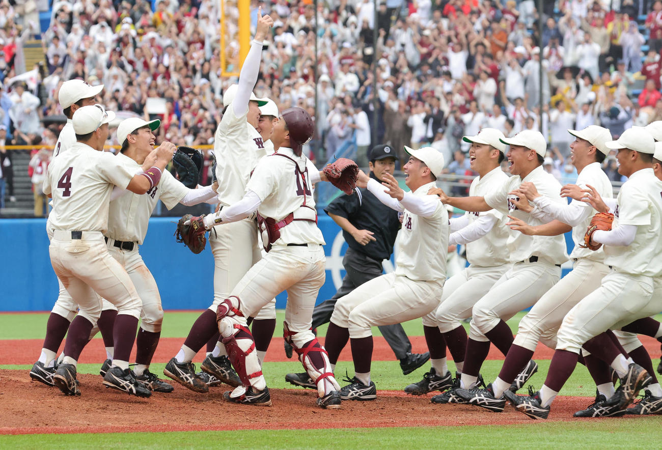早大対慶大　優勝し喜ぶ早大の選手たち（撮影・野上伸悟）