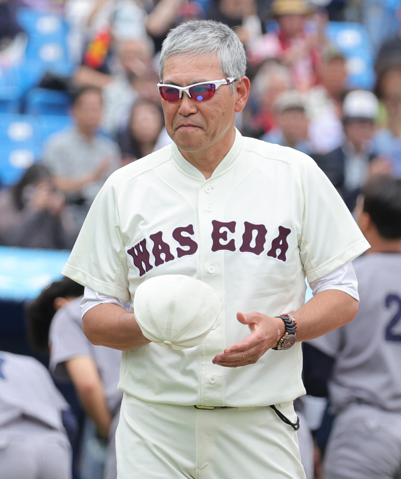 早大対慶大　試合前に客席にあいさつする早大・小宮山監督（撮影・野上伸悟）