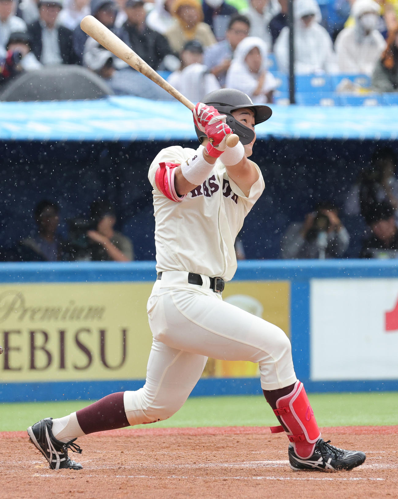 早大対慶大　5回表早大無死、右越え本塁打を放つ尾瀬（撮影・野上伸悟）