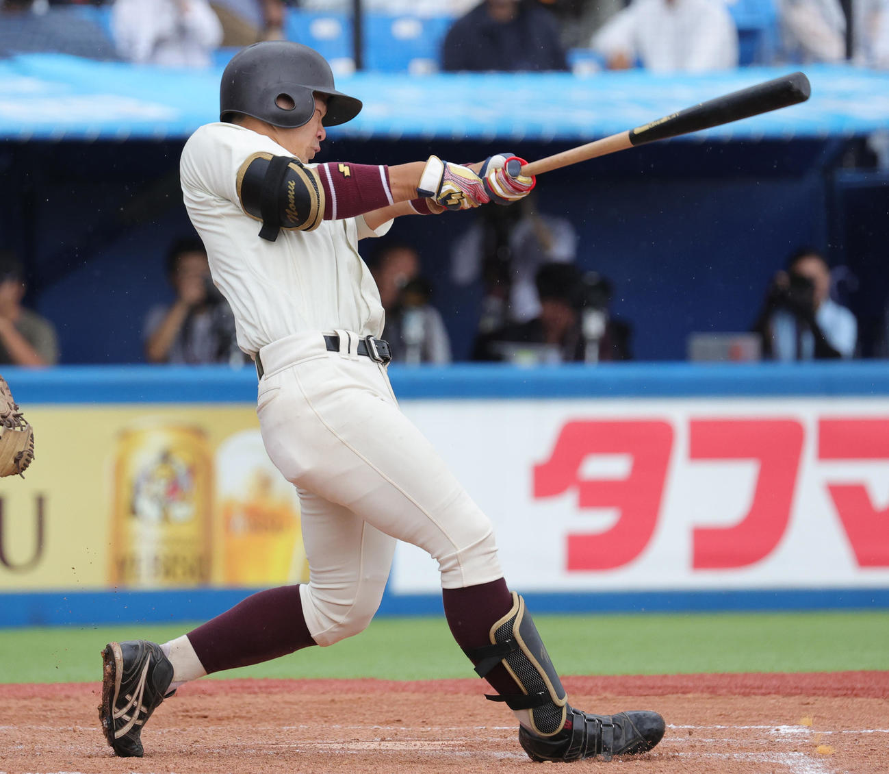 早大対慶大　4回表早大1死、右越え本塁打を放つ小沢（撮影・野上伸悟）