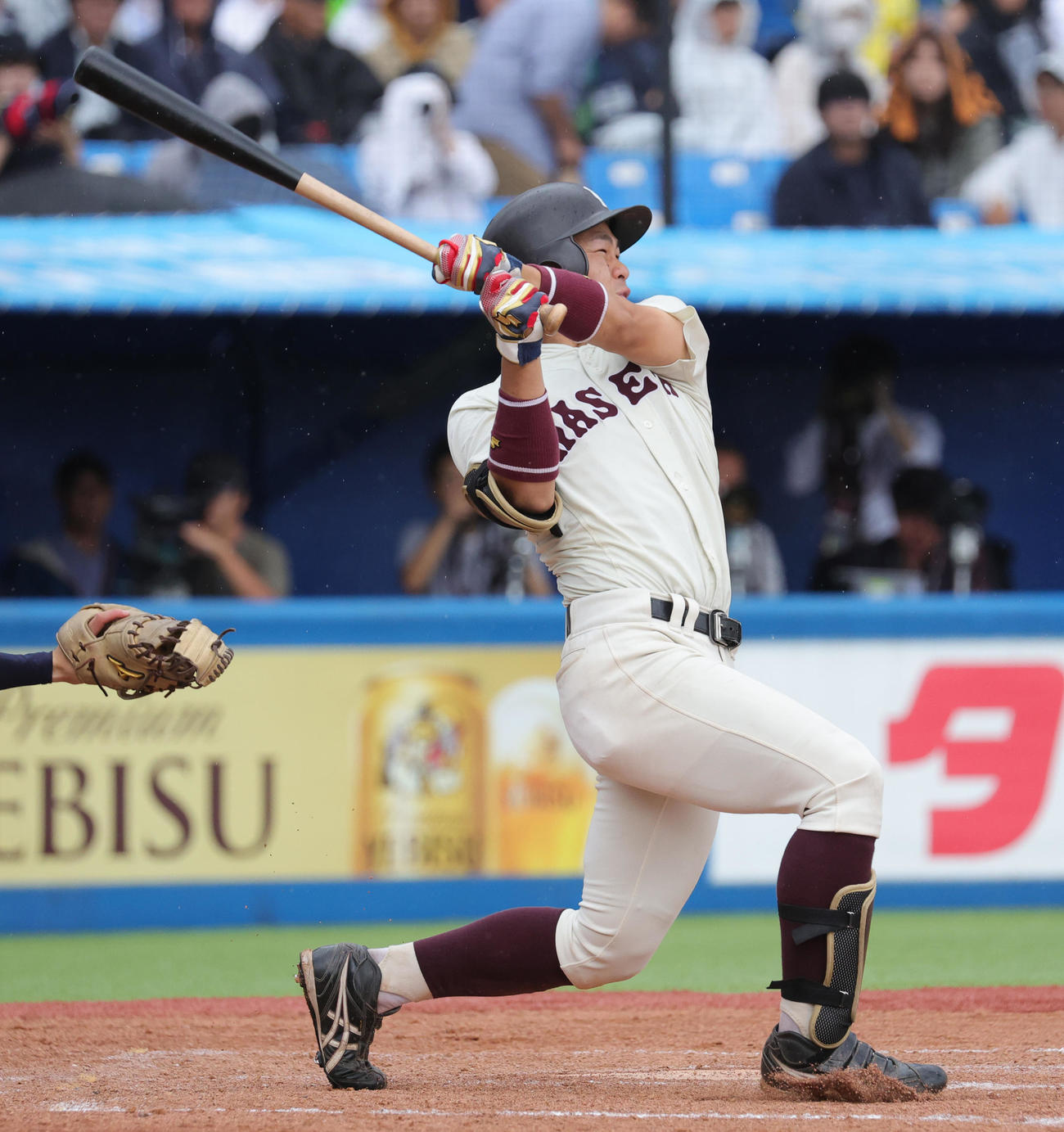 早大対慶大　4回表早大1死、右越え本塁打を放つ小沢（撮影・野上伸悟）