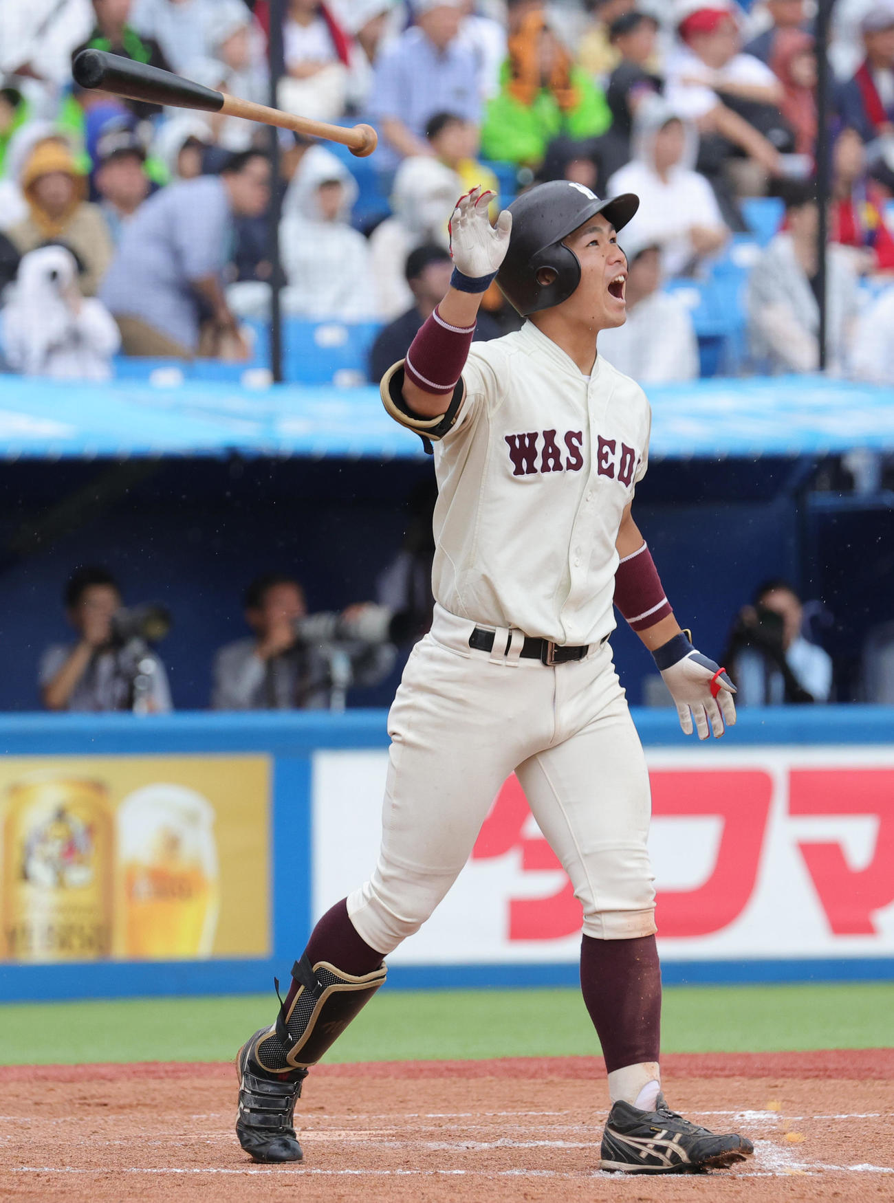 早大対慶大　4回表早大1死、右越え本塁打を放つ小沢（撮影・野上伸悟）