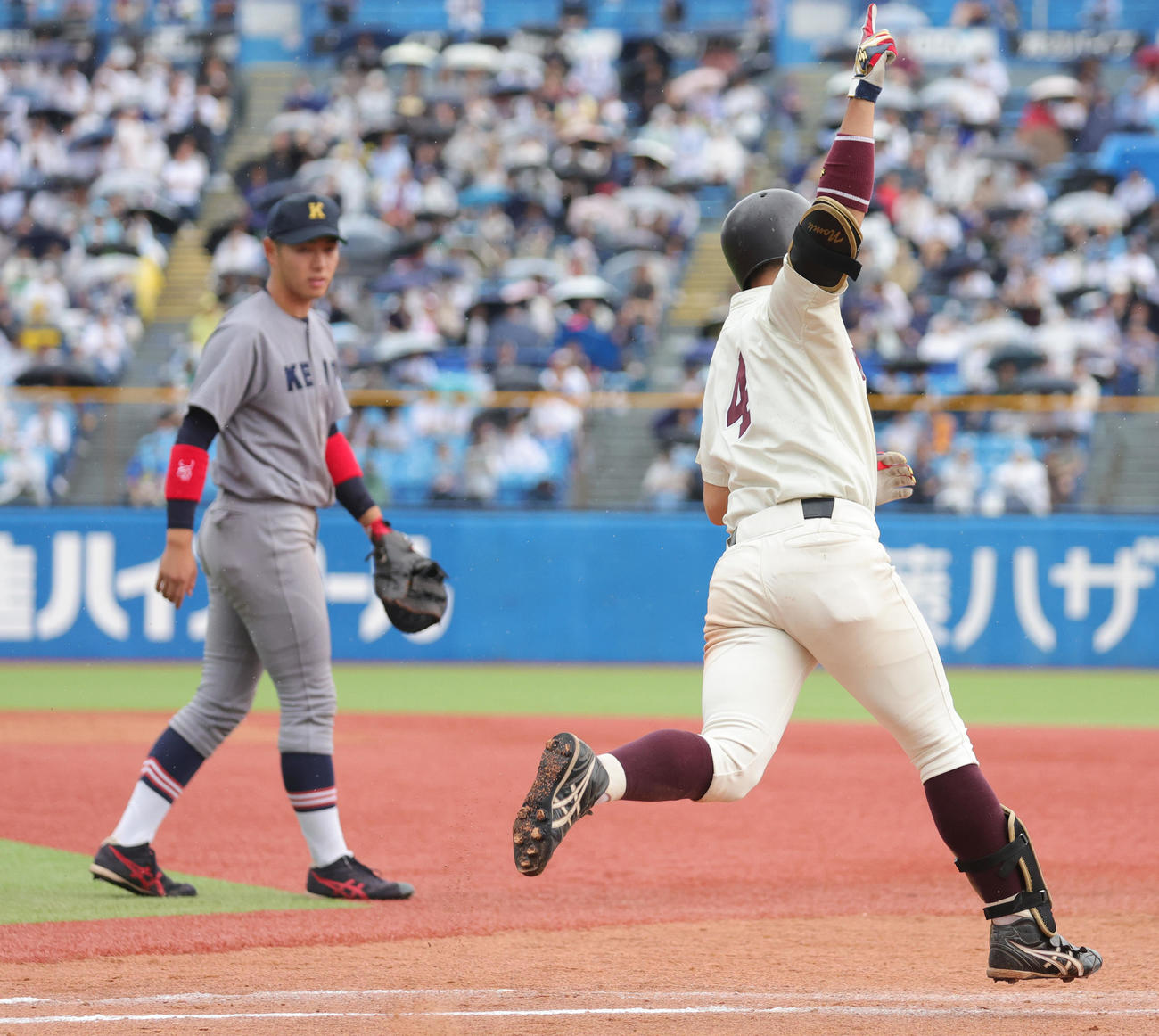早大対慶大　4回表早大1死、右越え本塁打を放ち喜ぶ小沢。左は慶大・清原（撮影・野上伸悟）