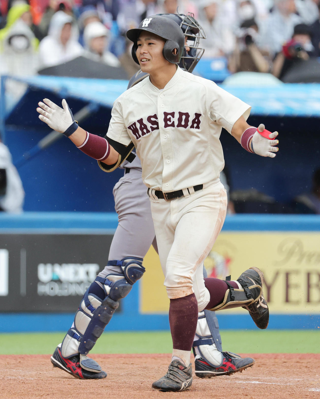 早大対慶大　4回表早大1死、右越え本塁打を放ち喜ぶ小沢（撮影・野上伸悟）