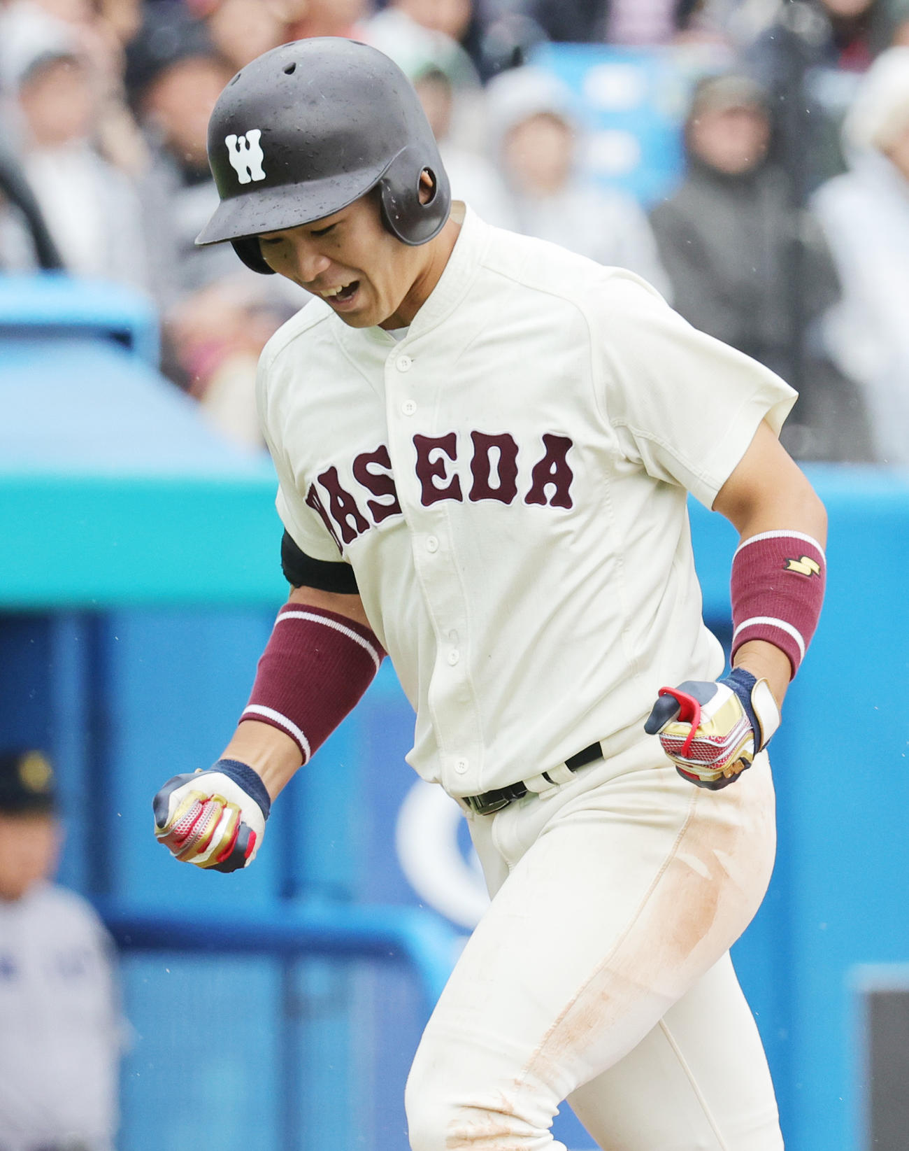 早大対慶大　4回表早大1死、右越え本塁打を放ち喜ぶ小沢（撮影・野上伸悟）