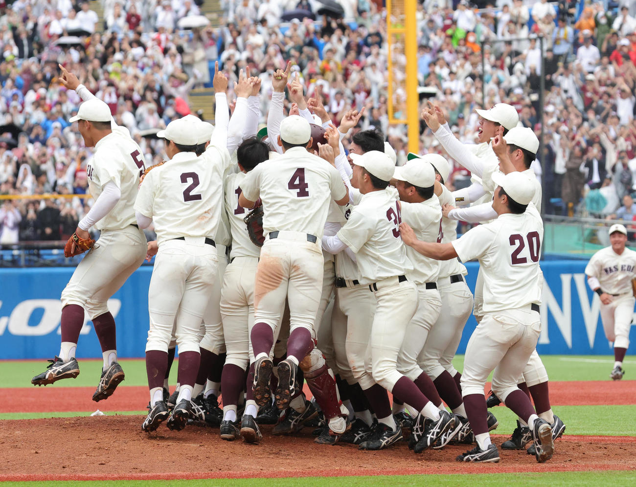 早大対慶大　優勝し喜ぶ早大の選手たち（撮影・野上伸悟）