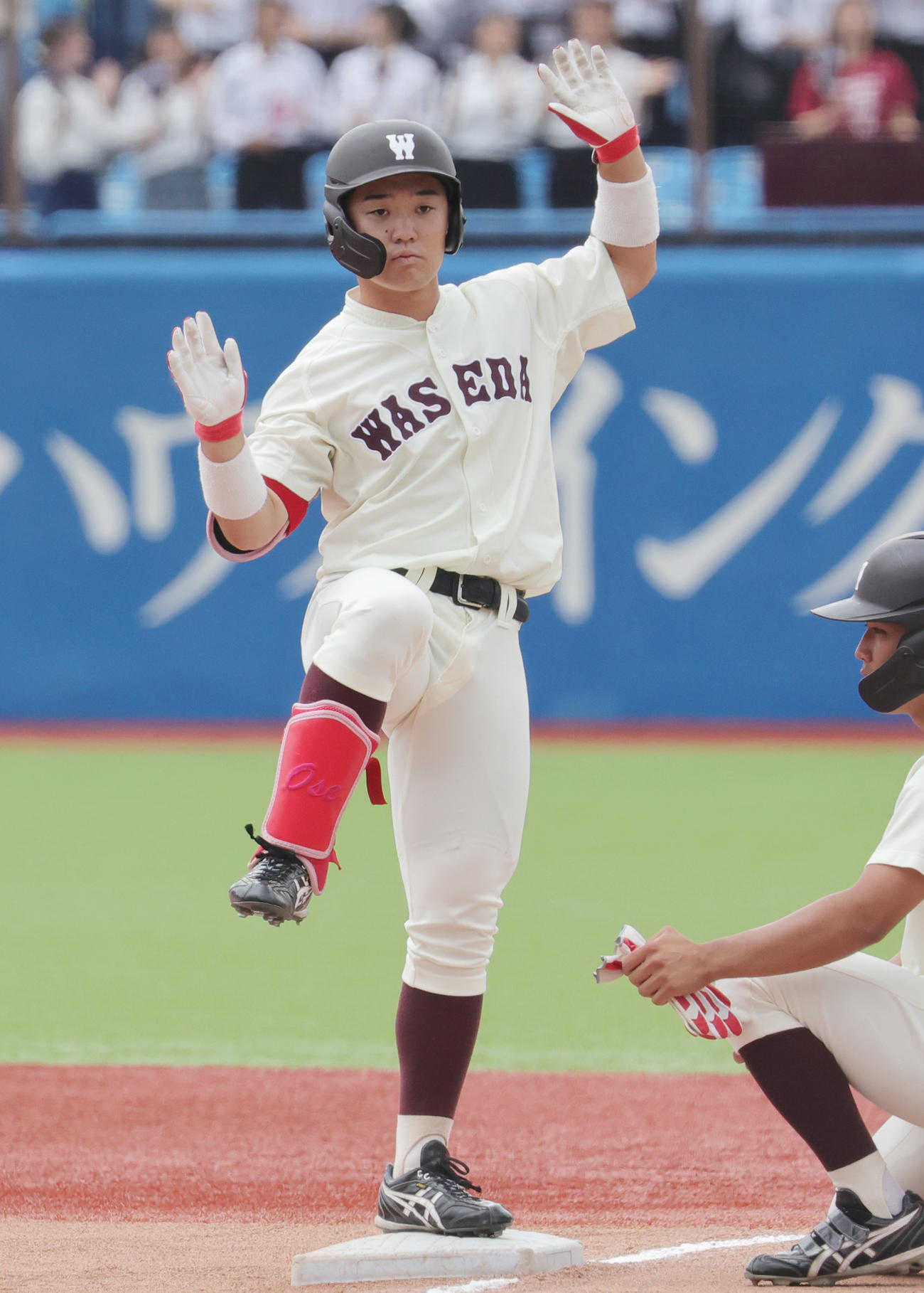早大対慶大　1回表早大無死、中前打を放ちポーズの尾瀬（撮影・野上伸悟）