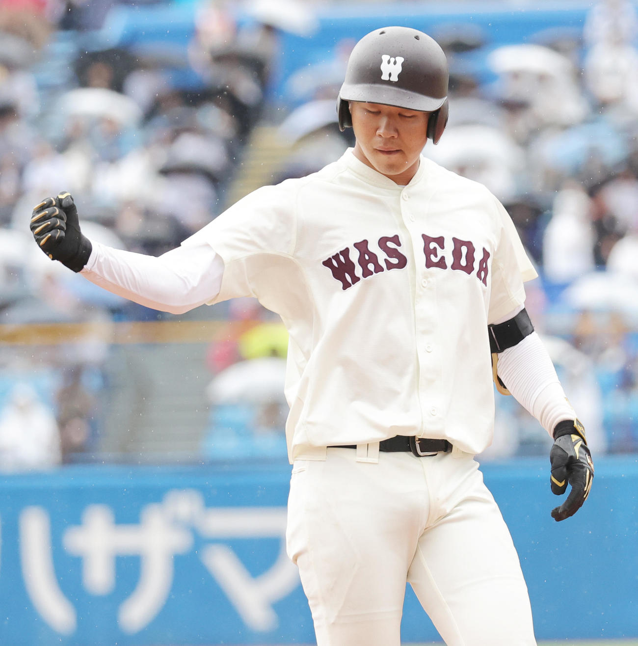 早大対慶大　5回表早大1死一塁、右前打を放ちガッツポーズの印出（撮影・野上伸悟）