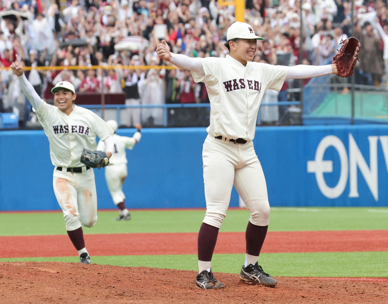 早大対慶大　優勝し喜ぶ早大・伊藤樹ら（撮影・野上伸悟）