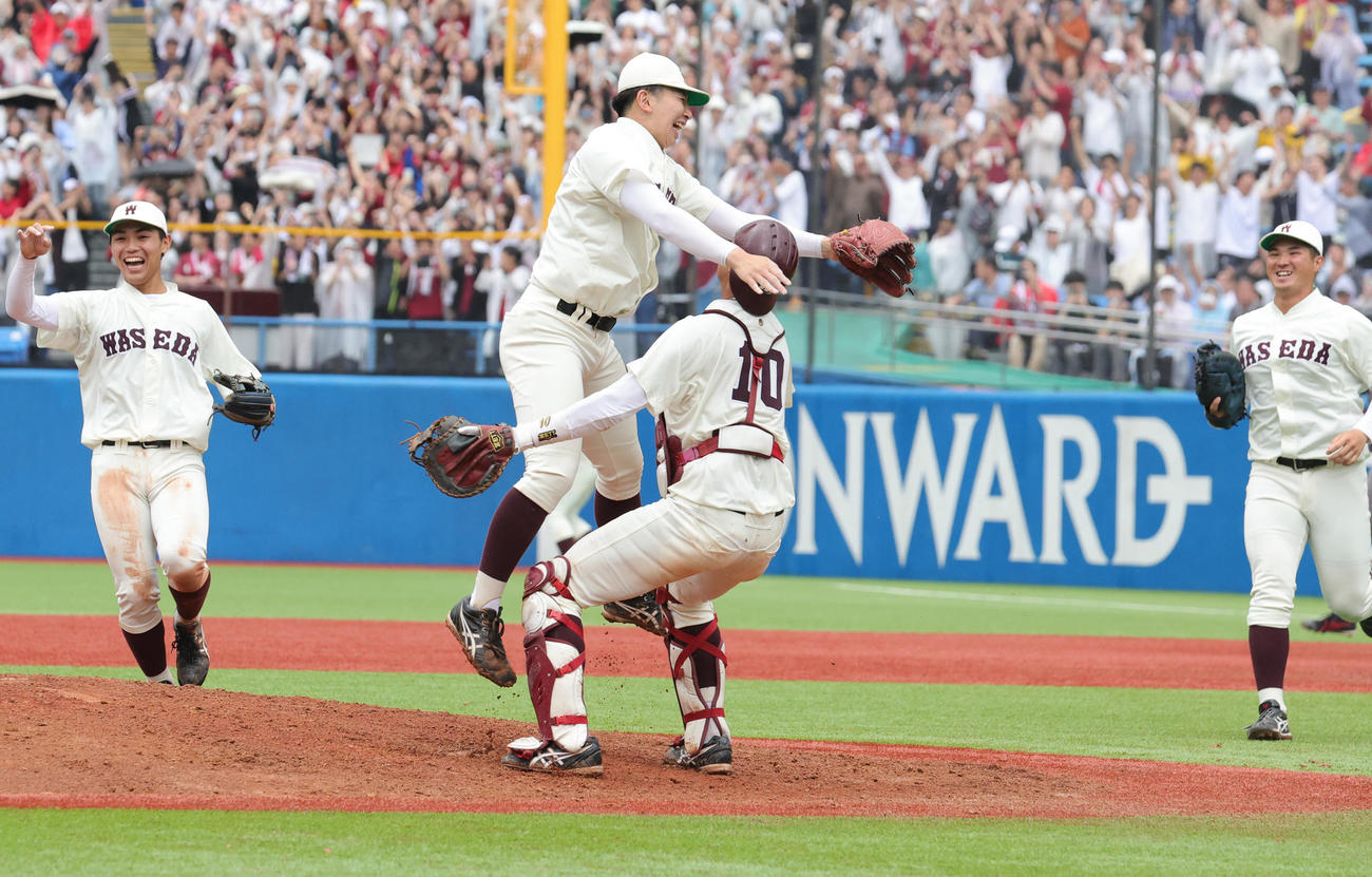 早大対慶大　優勝し抱き合って喜ぶ、手前左から早大・伊藤樹、印出ら（撮影・野上伸悟）