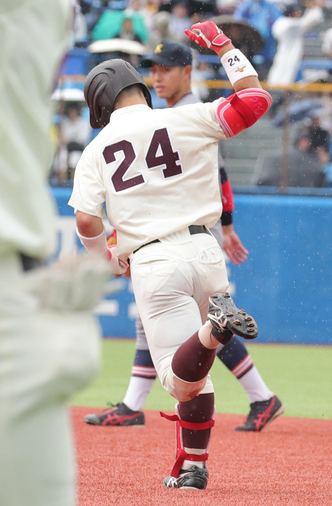 早大対慶大　5回表早大無死、右越え本塁打を放ち喜ぶ尾瀬（撮影・野上伸悟）