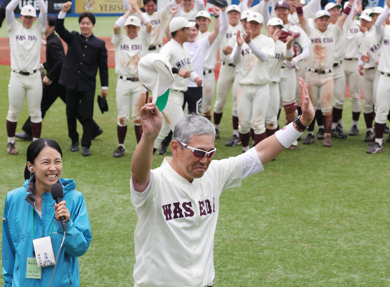 早大対慶大　優勝し喜ぶ早大・小宮山監督ら（撮影・野上伸悟）