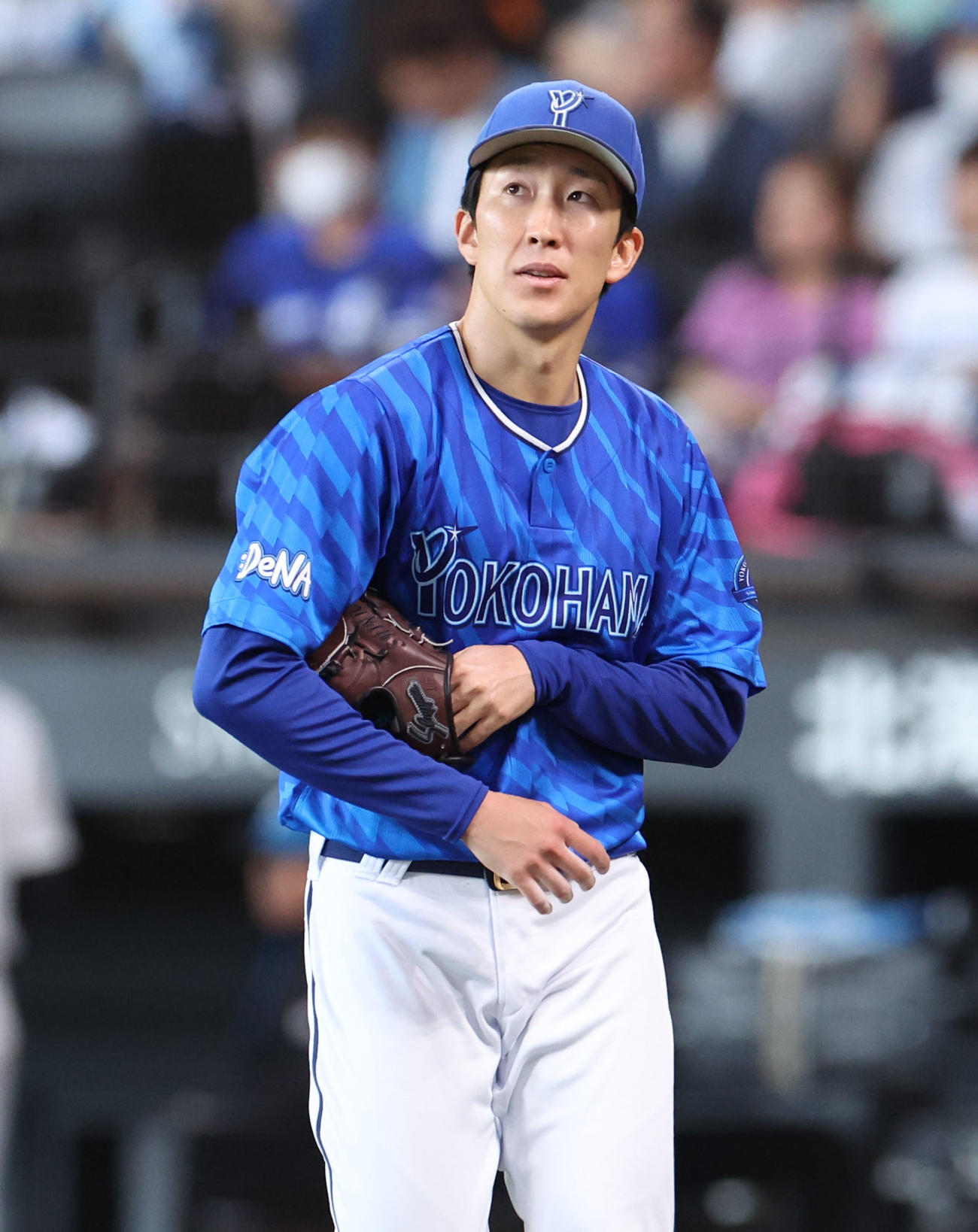 日本ハム対DeNA 4回裏、追加点を許しベンチに戻る大貫（撮影・佐藤翔太）