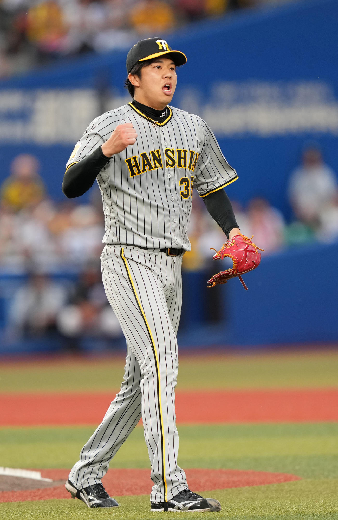 ロッテ対阪神　ロッテに完封勝利しガッツポーズする阪神才木（撮影・横山健太）