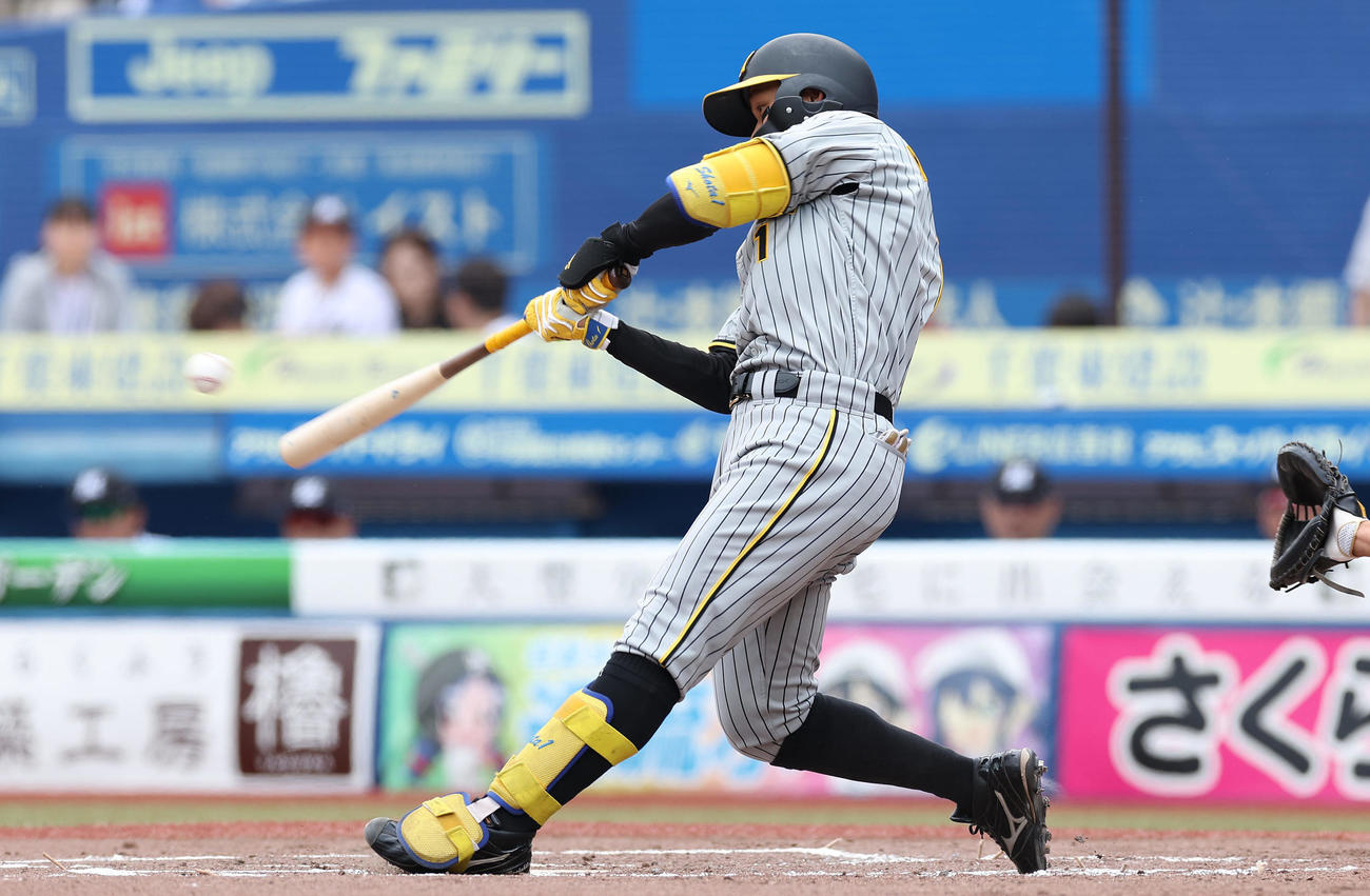 ロッテ対阪神　3回表阪神1死、左前打を放つ森下（撮影・前田充）