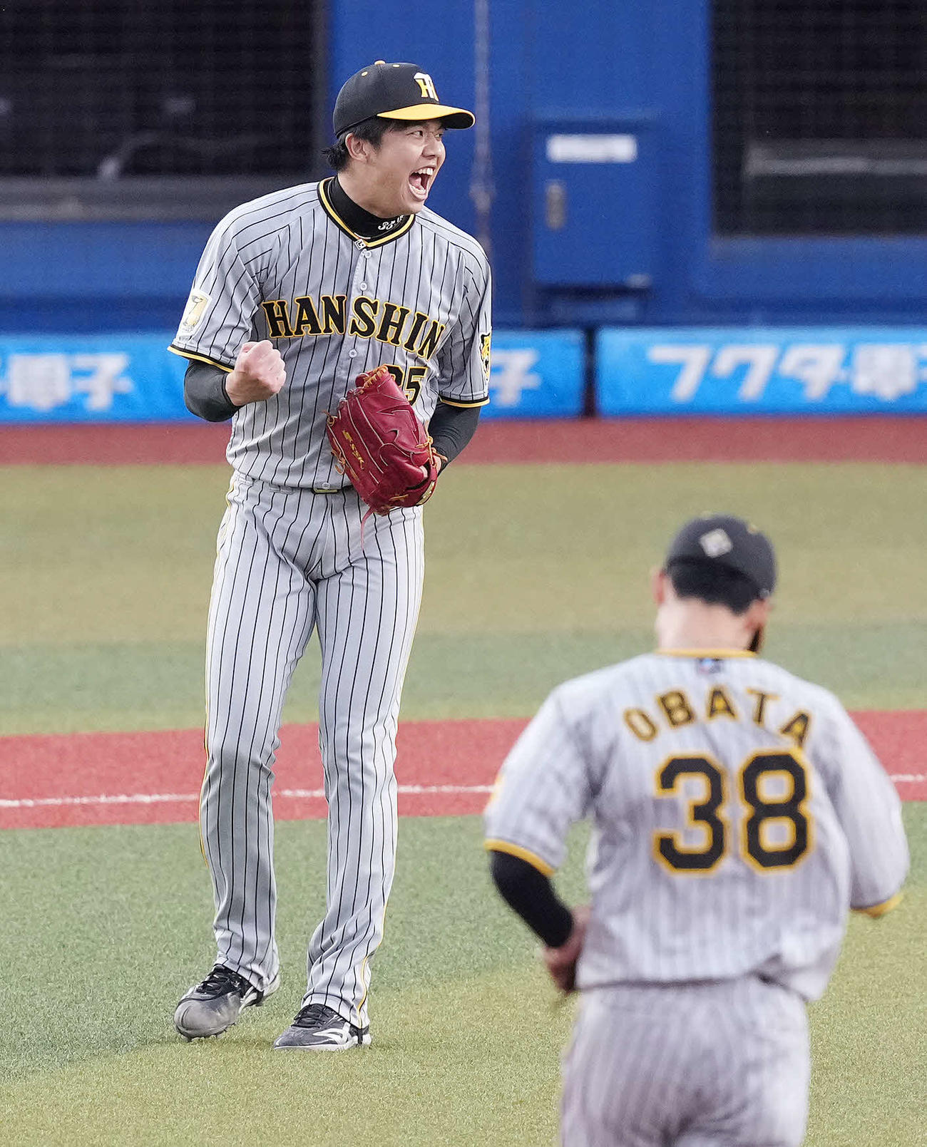 ロッテ対阪神　9回裏ロッテ2死三塁、ポランコを二ゴロに仕留め完封勝利し、ガッツポーズする才木（撮影・鈴木みどり）