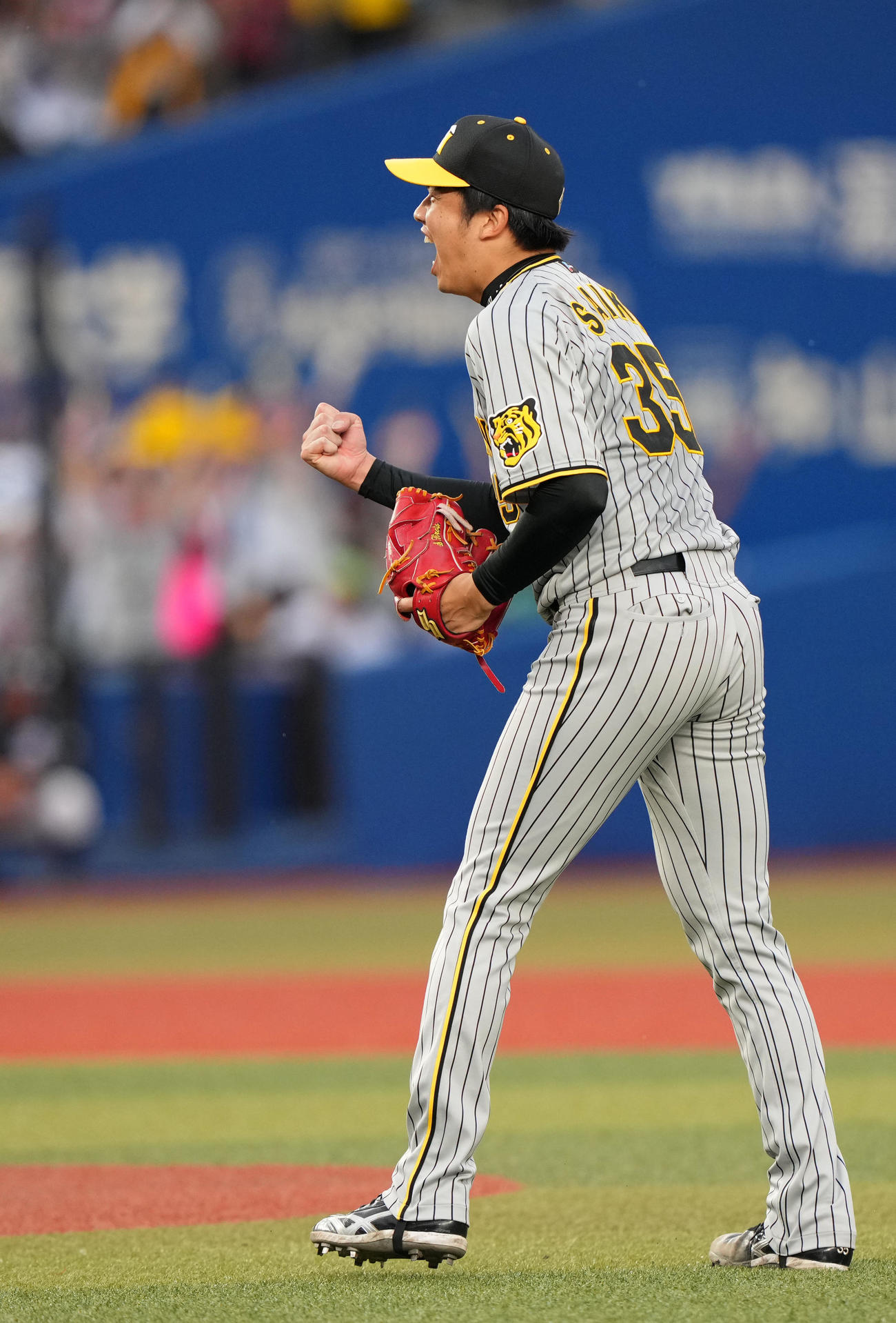 ロッテ対阪神　ロッテに完封勝利しガッツポーズする阪神才木（撮影・横山健太）