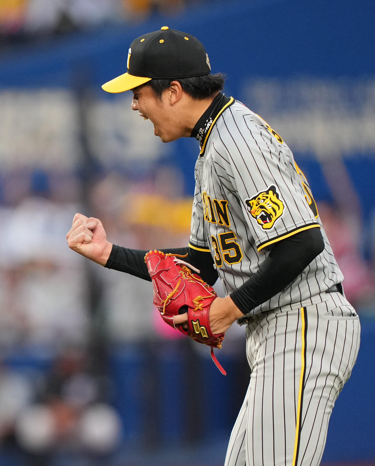 ロッテ対阪神　ロッテに完封勝利しガッツポーズする阪神才木（撮影・横山健太）