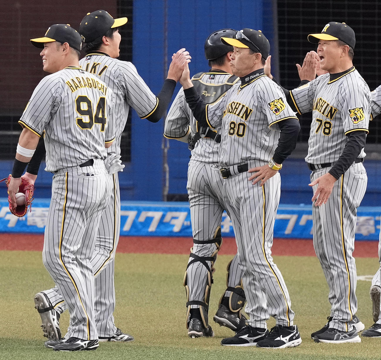 ロッテ対阪神　完封勝利の才木（左奥）を迎える阪神岡田監督（中央）（撮影・鈴木みどり）