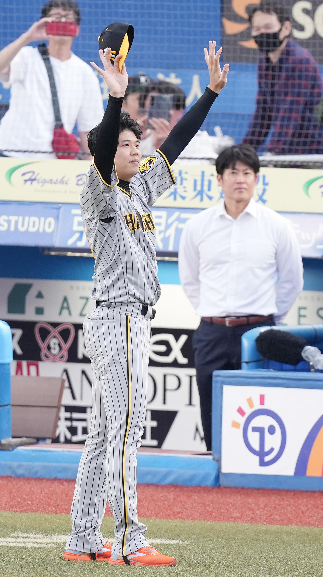 ロッテ対阪神　完封勝利の阪神才木はファンの声援に応える（撮影・鈴木みどり）
