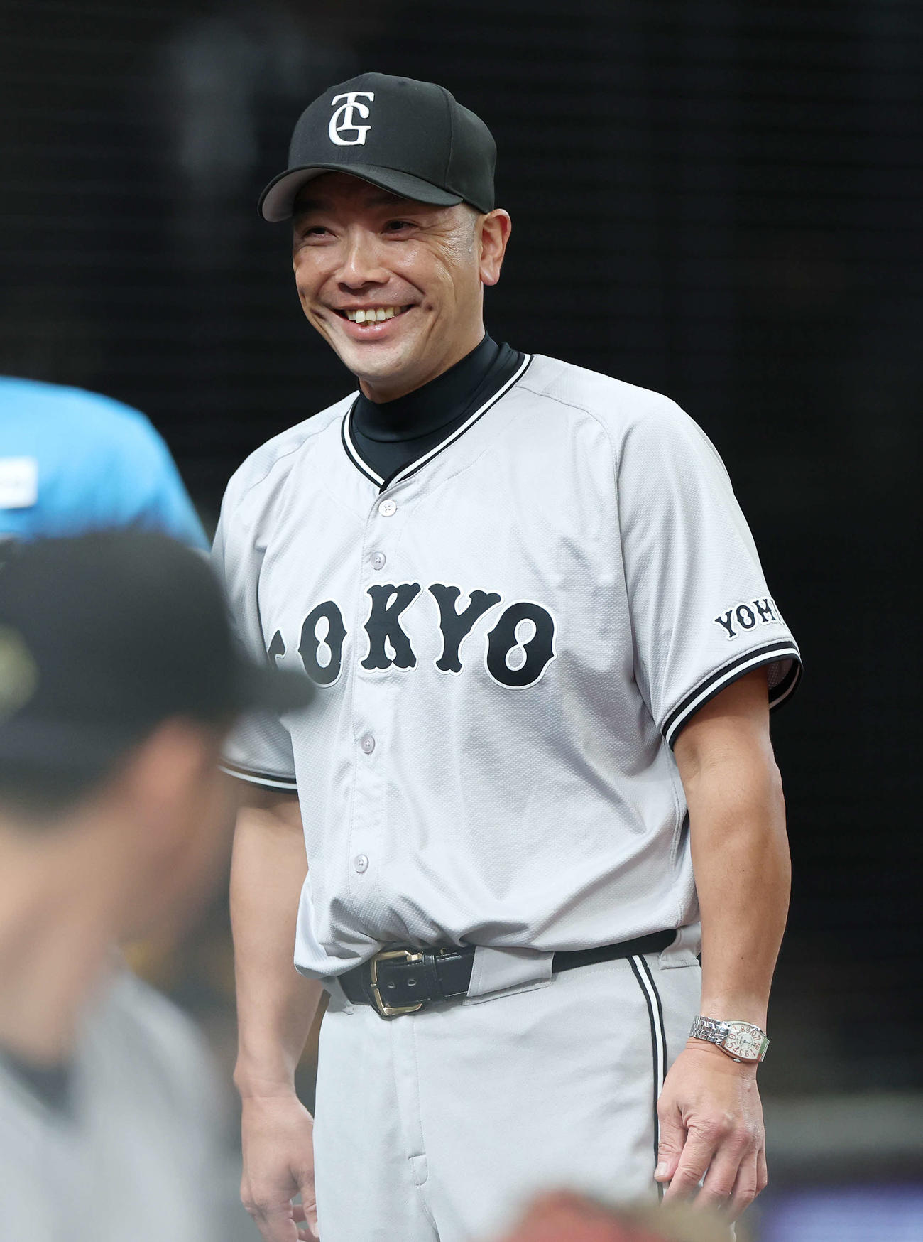 西武対巨人　9回表を終え、笑顔を見せる阿部監督（撮影・河田真司）