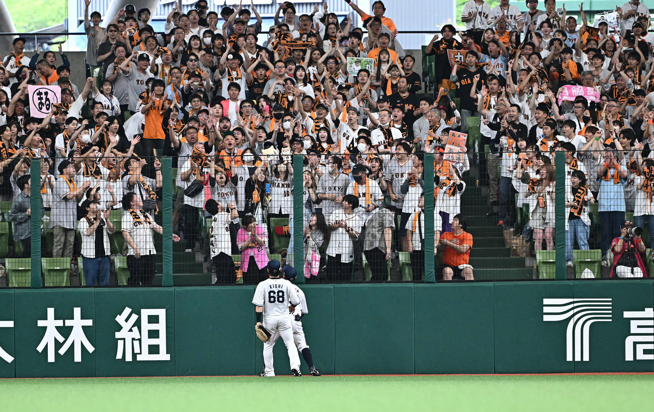 西武対巨人　回表巨人1死一塁、丸の右中間への打球がスタンド席に入りエンタイトル二塁打となる（撮影・滝沢徹郎）