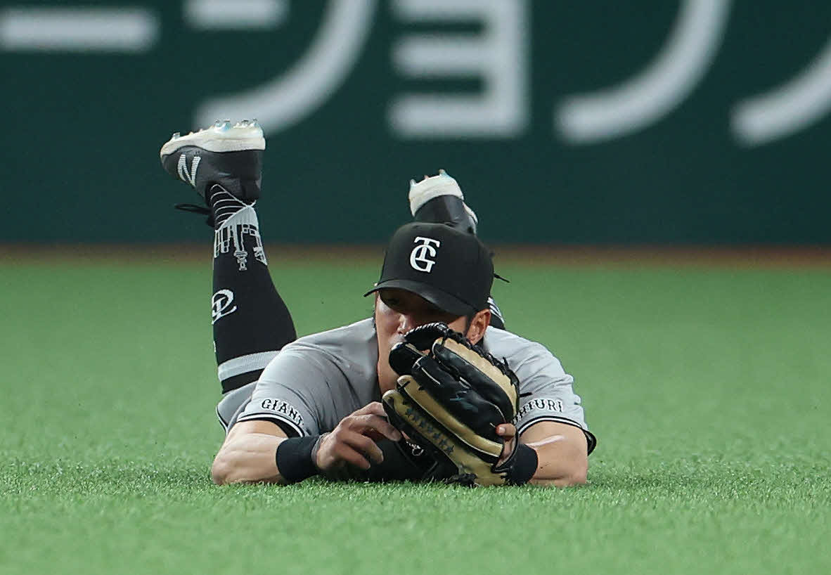 西武対巨人　8回裏西武2死一、三塁、元山の中飛を好捕する立岡（撮影・河田真司）