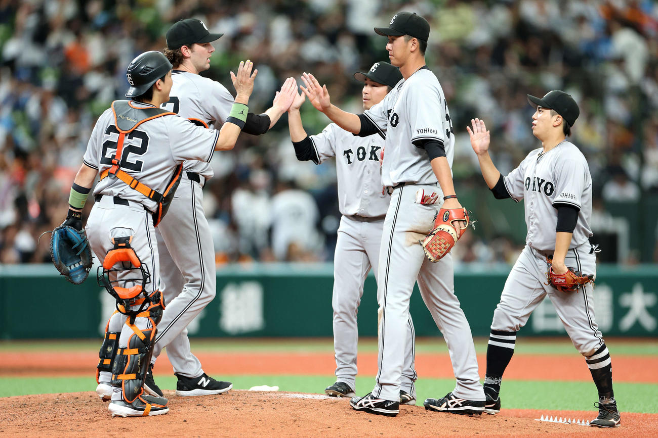 西武対巨人　西武に勝利し、マウンドでタッチを交わす巨人ナイン（撮影・河田真司）
