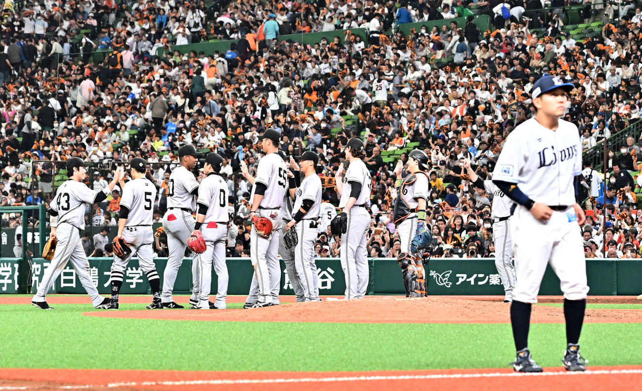 西武対巨人　勝利を飾りタッチをかわす巨人の選手たち（撮影・滝沢徹郎）