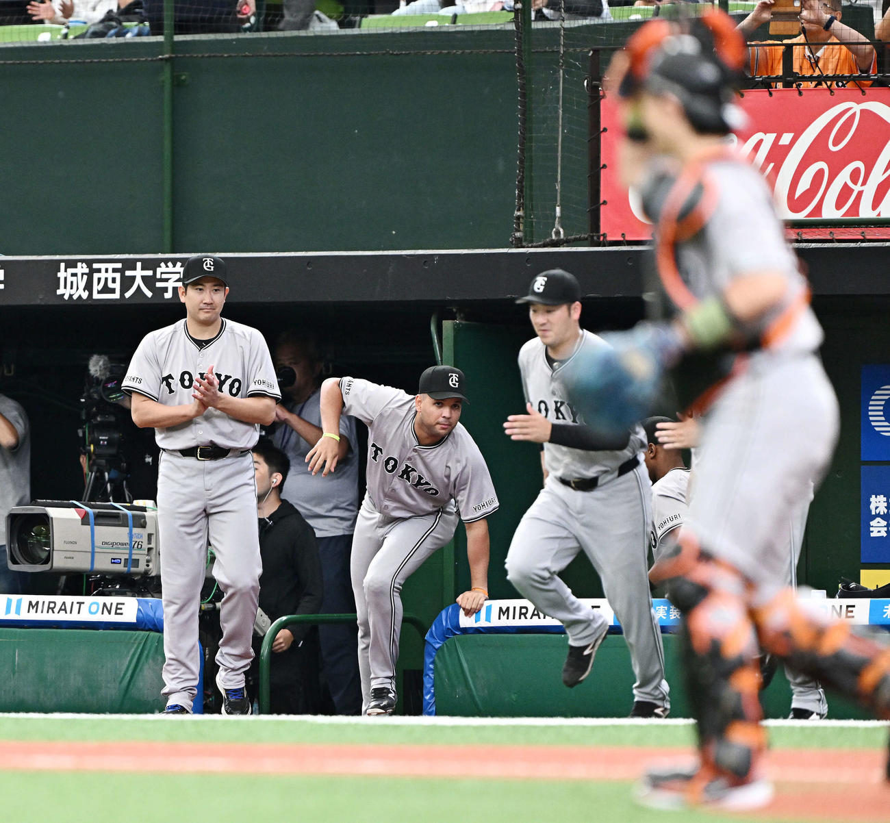西武対巨人　試合に勝利し拍手する勝利投手の巨人菅野（左）（撮影・滝沢徹郎）