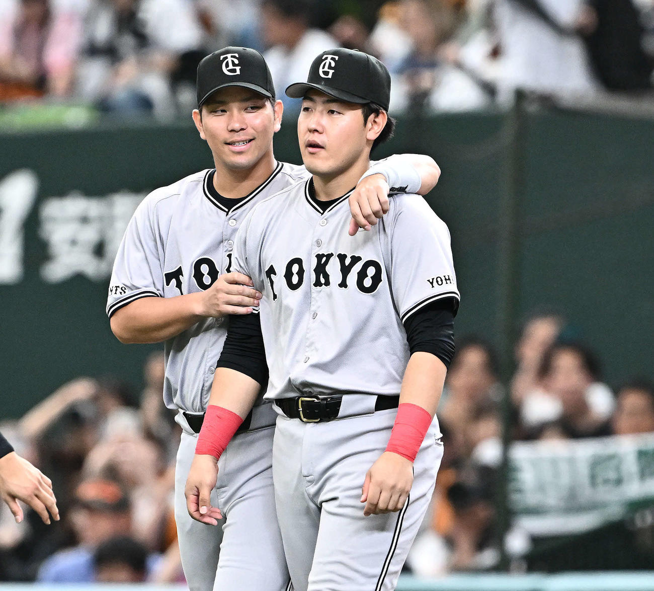 西武対巨人　試合後、巨人大城卓（左）は岡本和の肩を抱きグラウンドへ出る（撮影・滝沢徹郎）