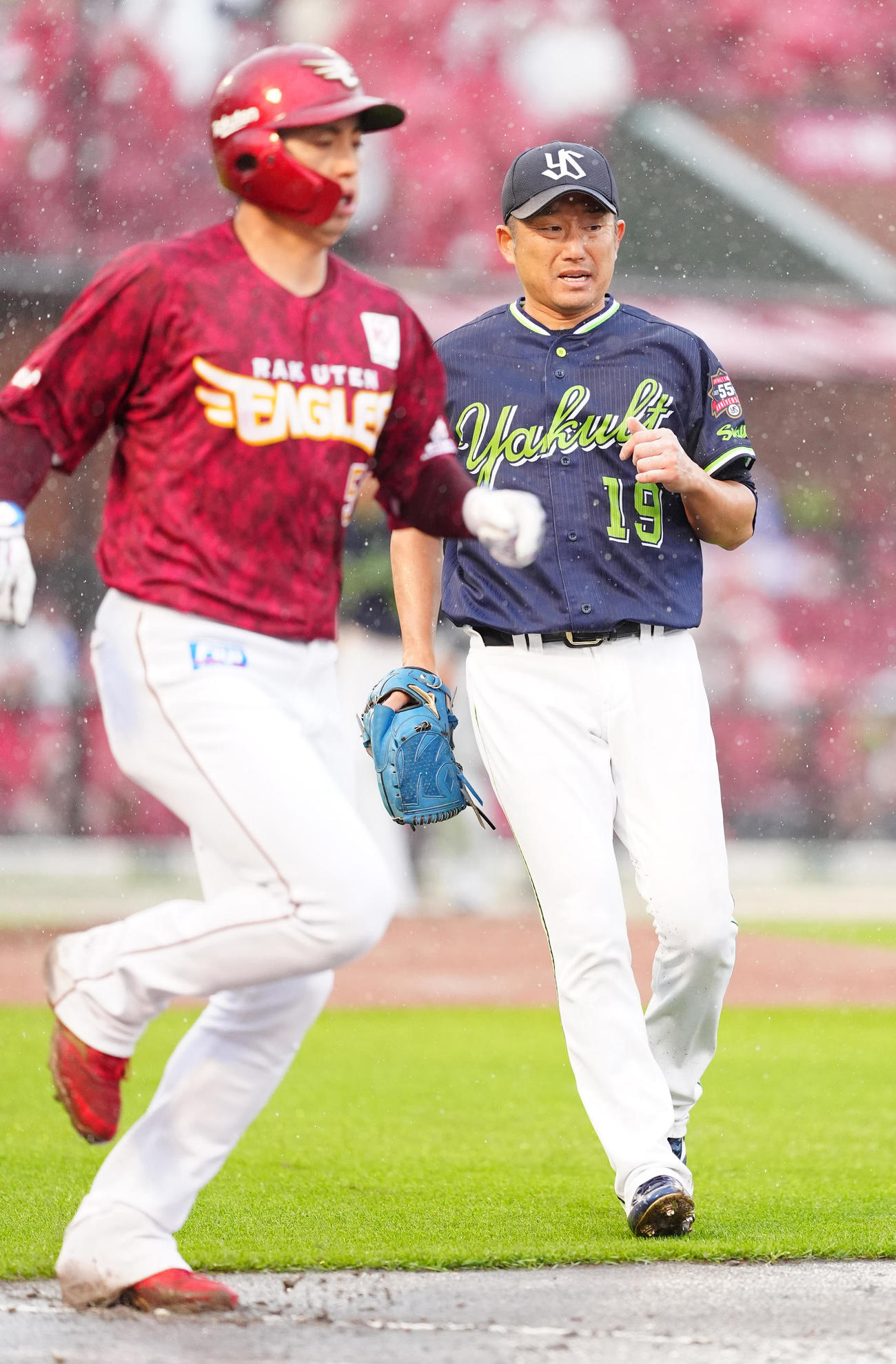 楽天対ヤクルト　5回裏楽天2死一塁、小郷（左）を一ゴロに仕留める石川（撮影・江口和貴）