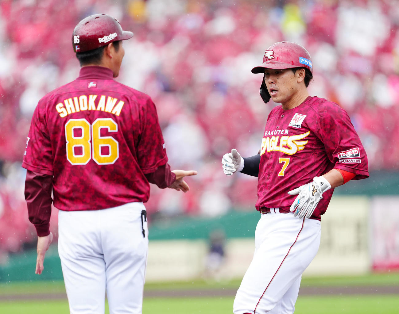 楽天対ヤクルト　2回裏楽天無死、中前打を放った鈴木大（右）（撮影・江口和貴）