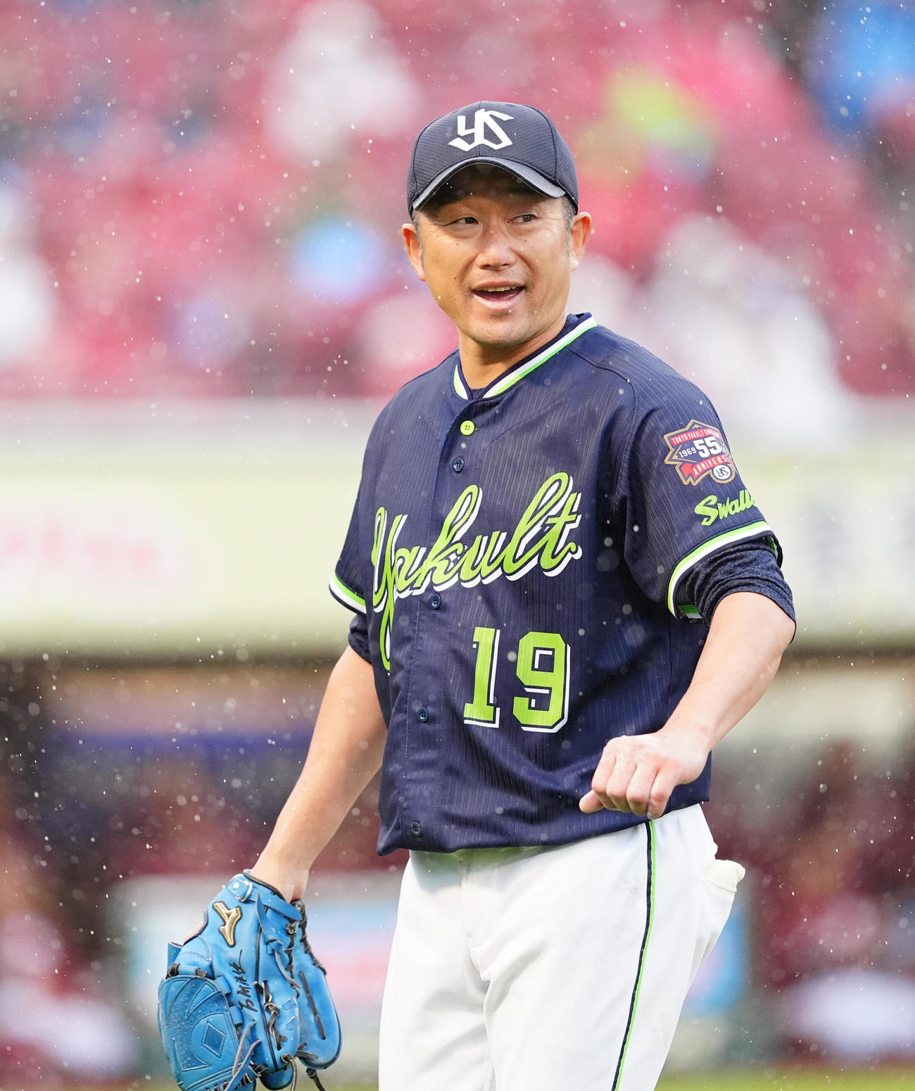 楽天対ヤクルト　5回裏終了後、ベンチに引き揚げるヤクルト先発の石川（撮影・江口和貴）