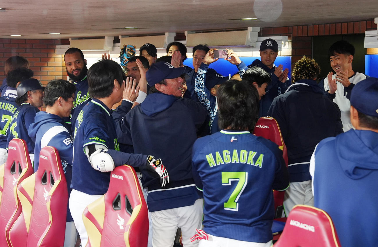 楽天対ヤクルト　5回降雨コールドで勝利し、ベンチで喜ぶヤクルト高津監督（中央）ら（撮影・江口和貴）