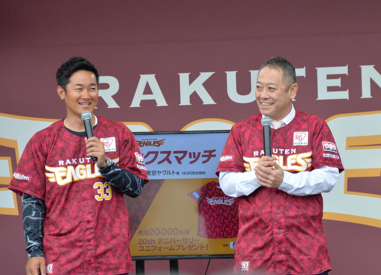 トークショーでファンを盛り上げる礒部氏（右）と銀次アンバサダー（撮影・濱本神威）
