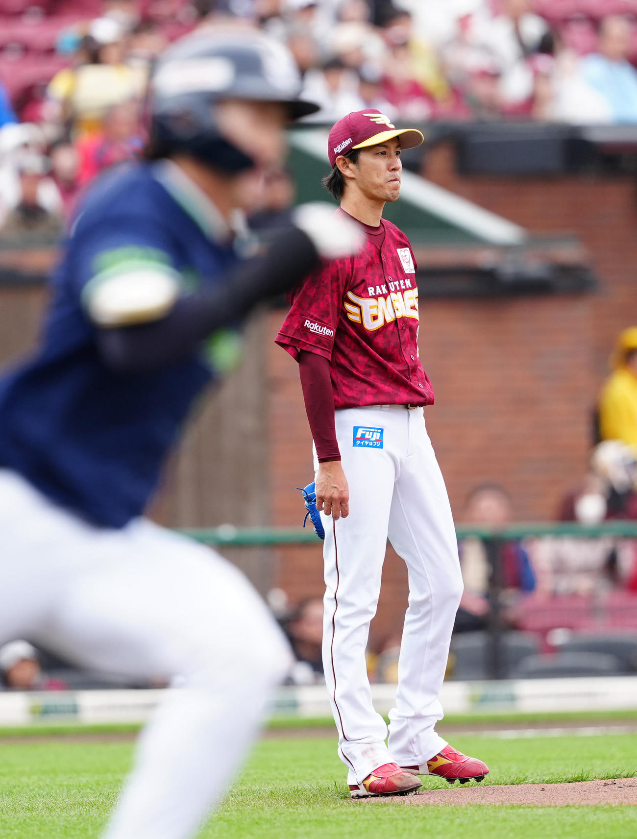 楽天対ヤクルト　1回表ヤクルト無死二塁、長岡（手前）に先制適時二塁を浴びる岸（撮影・江口和貴）