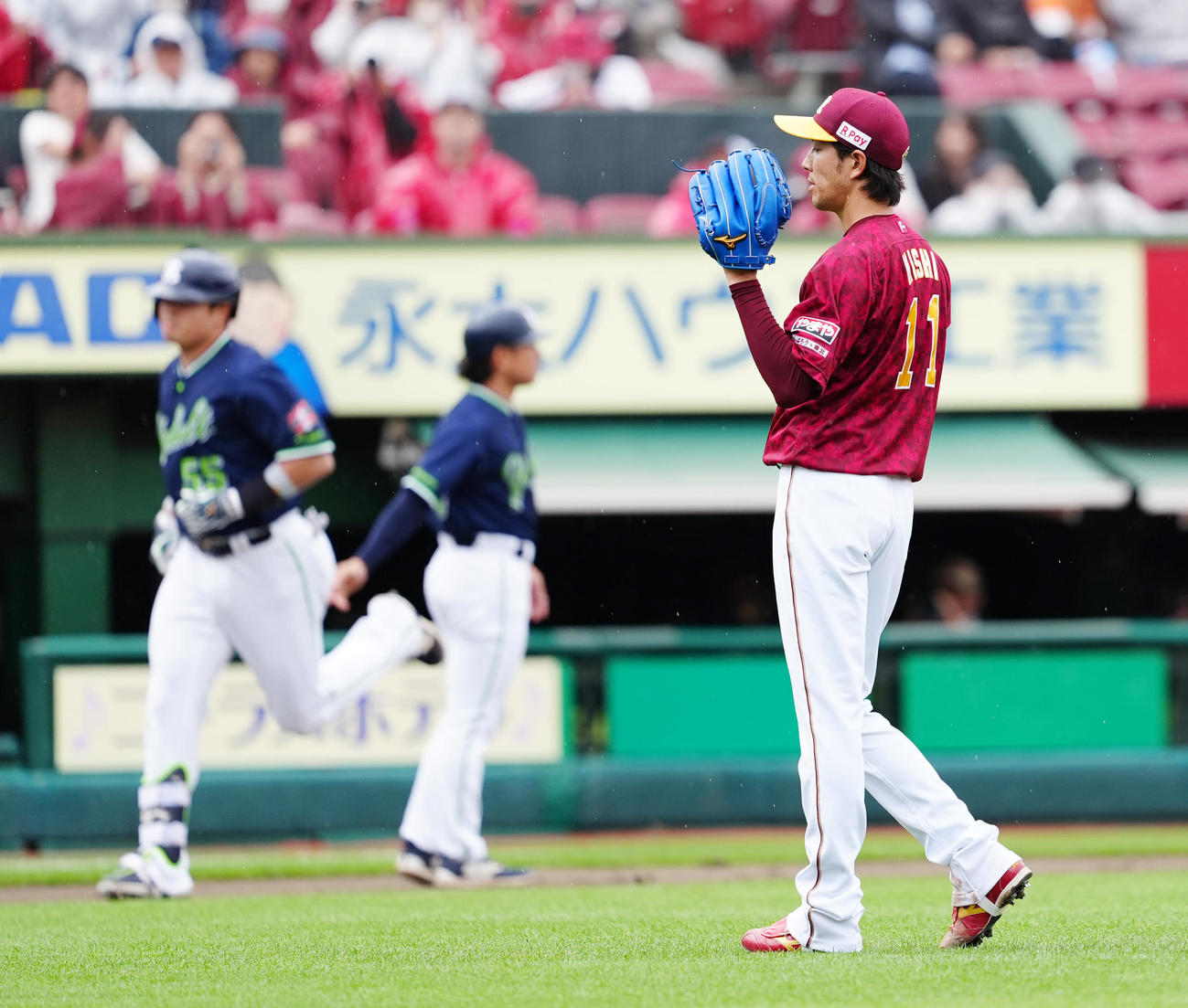 楽天対ヤクルト　1回表ヤクルト無死二塁、村上（左）に2点本塁打を浴びる岸（撮影・江口和貴）