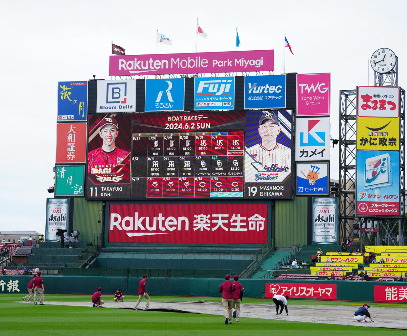 楽天対ヤクルト　試合前、楽天岸とヤクルト石川の先発予定を伝えるビジョン（撮影・江口和貴）