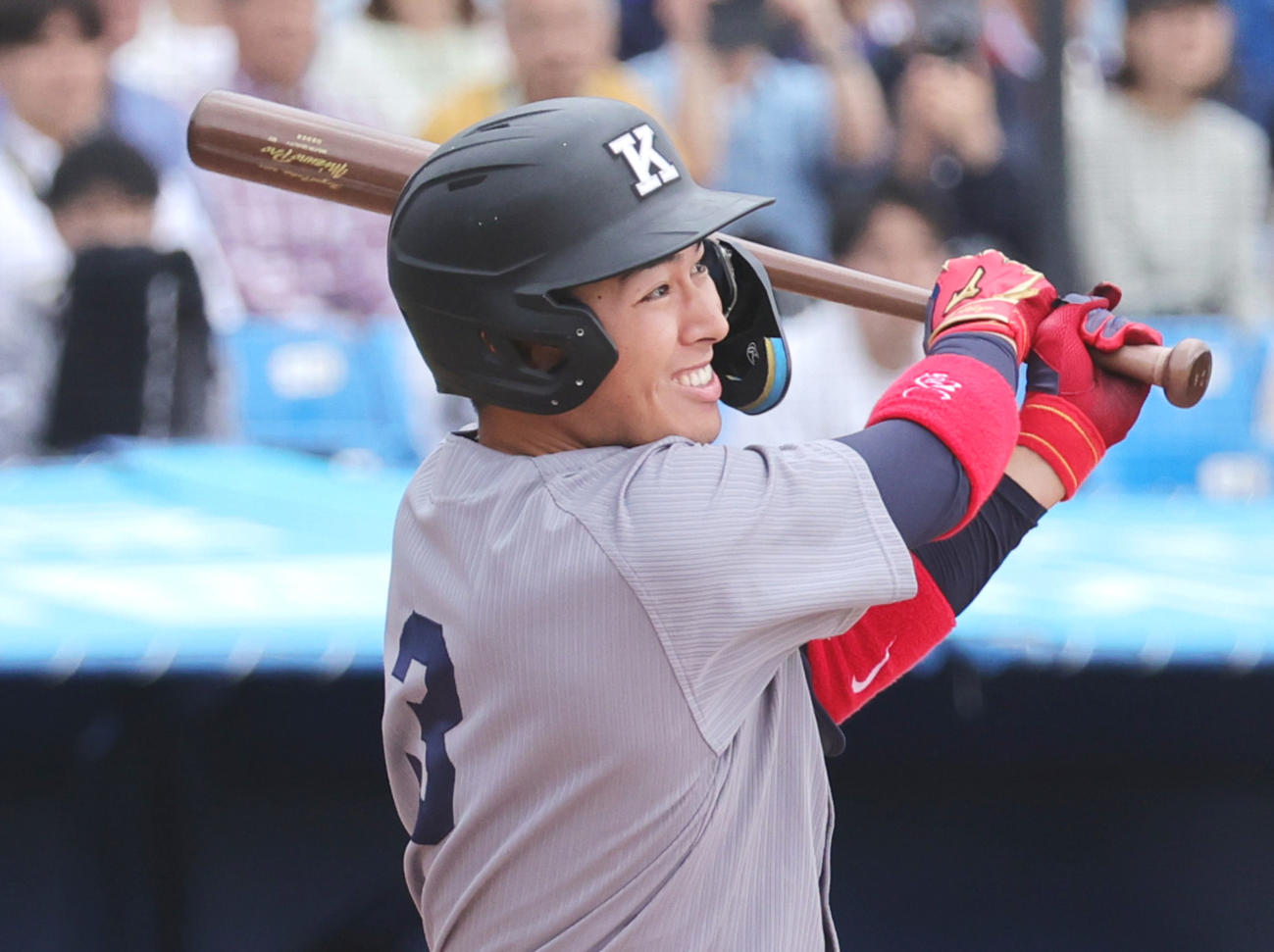 早大対慶大　1回裏慶大1死二塁、先制適時二塁打を放つ清原（撮影・野上伸悟）