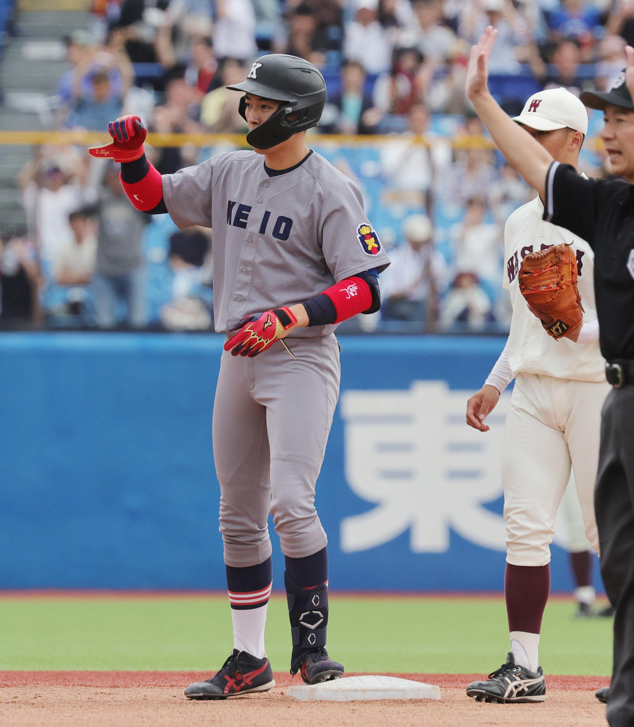 早大対慶大　1回裏慶大1死二塁、先制適時二塁打を放ちガッツポーズの清原（撮影・野上伸悟）