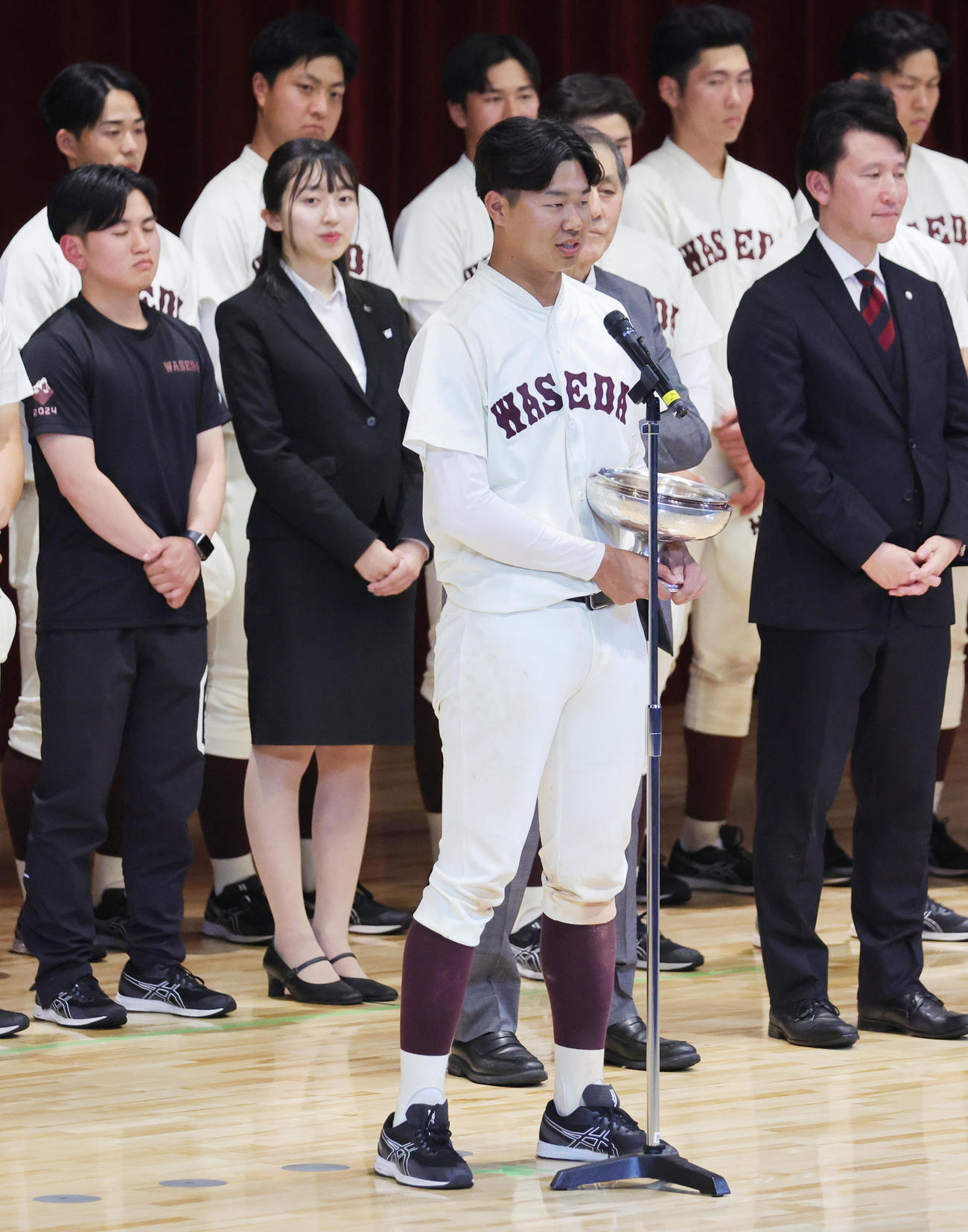 優勝祝賀会であいさつする早大・印出主将（撮影・野上伸悟）