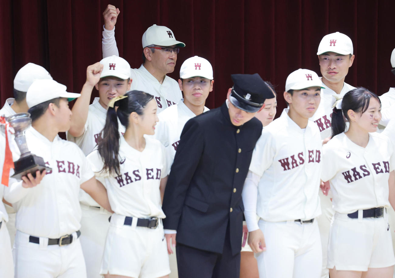 優勝祝賀会で、校歌に備える早大・小宮山監督（後列中央）（撮影・野上伸悟）