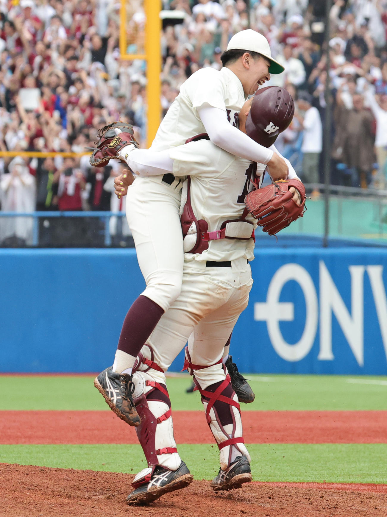 早大対慶大　優勝し抱き合って喜ぶ早大・伊藤樹（左）と印出（撮影・野上伸悟）